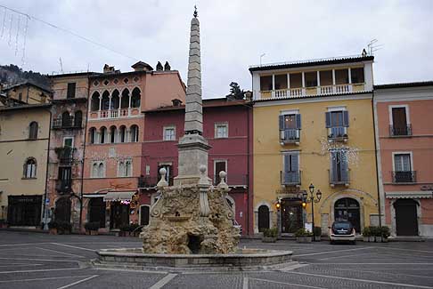 Tagliacozzo - Tagliacozzo il cuore della cittadina è rappresentato da Piazza Obelisco arricchita da eleganti palazzi e ornata con graziose bifore width=